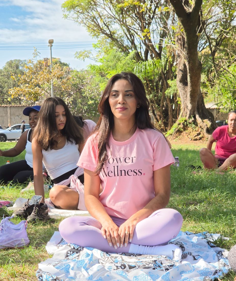 Grazzy Vaz, com a camiseta Power Wellness, em meditação durante o encontro